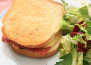 croque-monsieur et salade